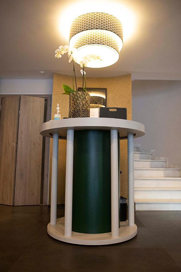 Falireon Hotel Aten Exteriör bild